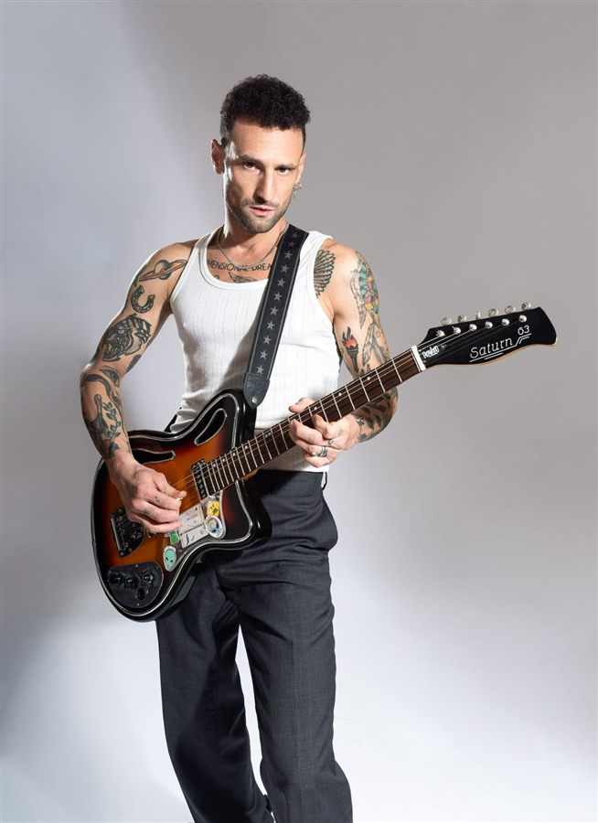 Pablo Malvin de pie, tocando la guitarra