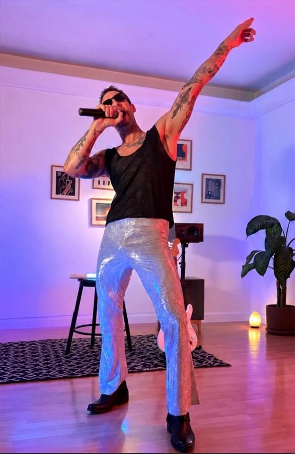 Pablo Malvin cantando con energía, luces de color