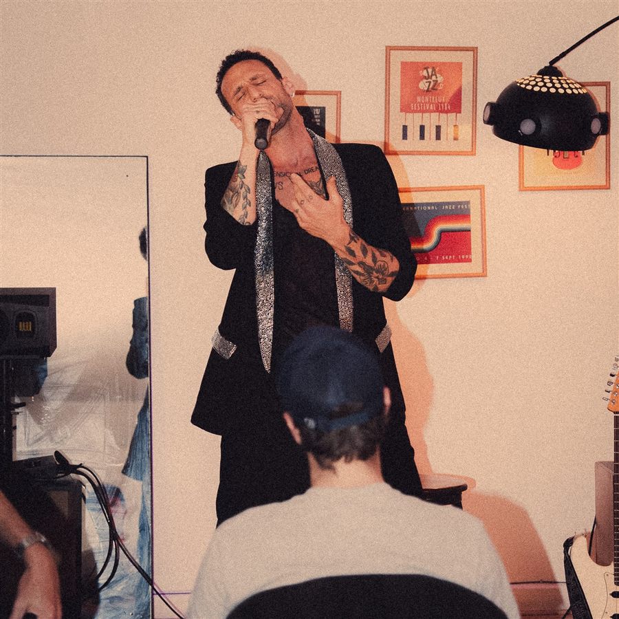 Pablo Malvin cantando con intensidad