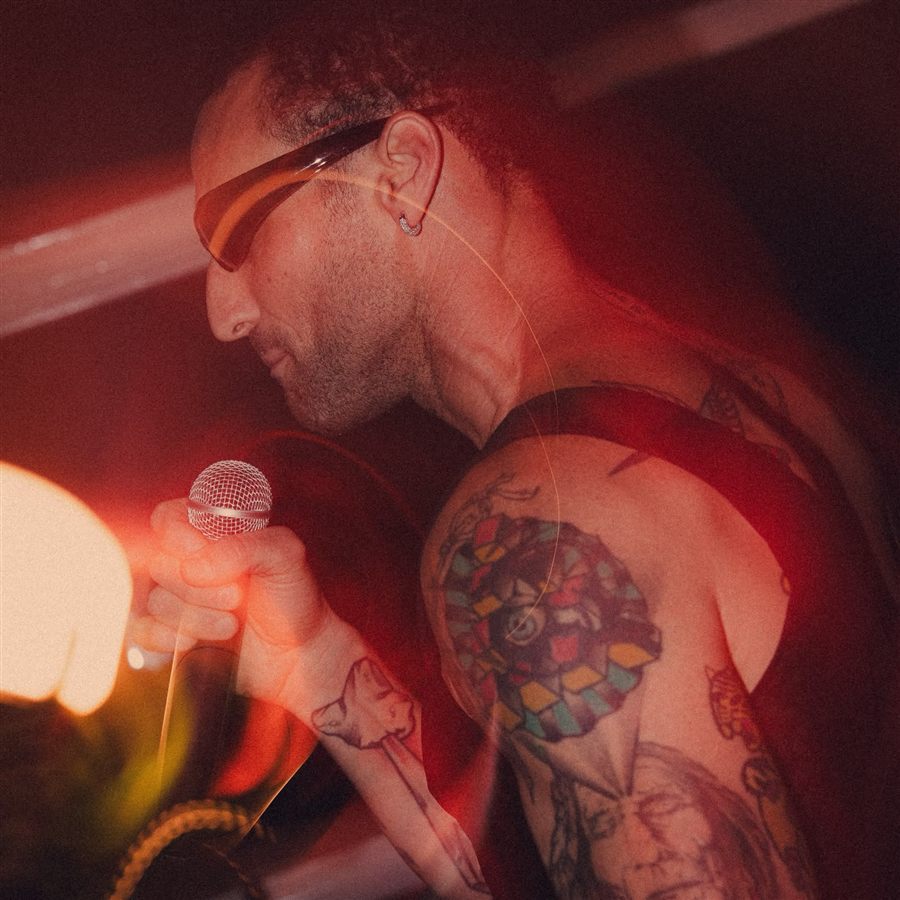 Retrato de Pablo Malvin con luces rojas, en vivo