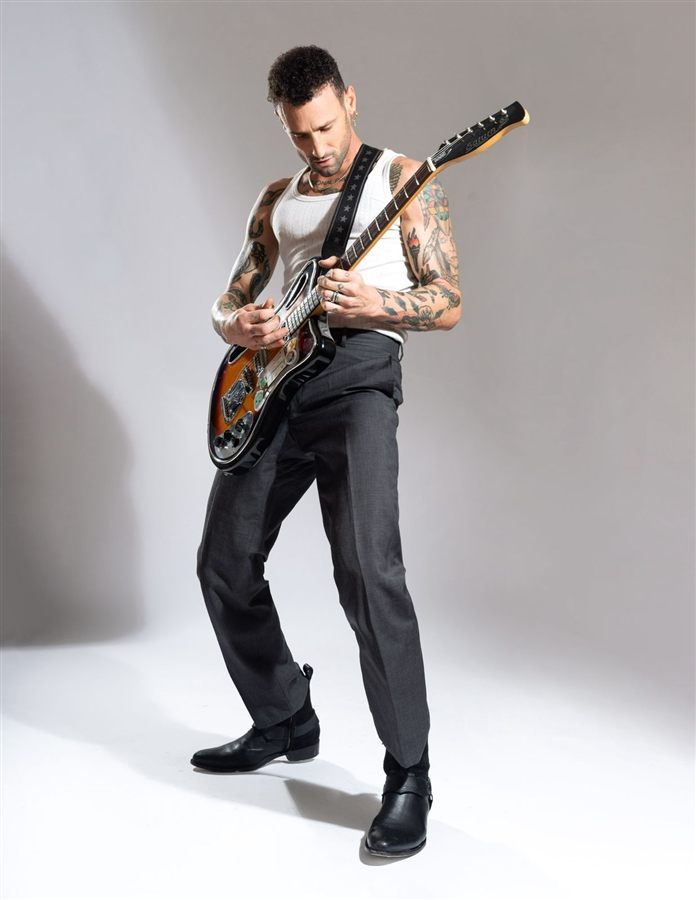 Pablo Malvin tocando la guitarra de perfil