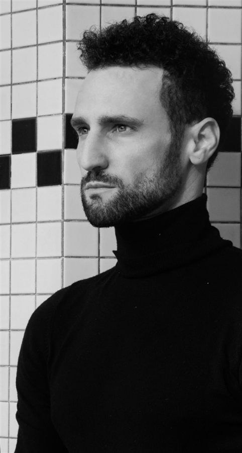 Retrato de Pablo Malvin en blanco y negro, de perfil