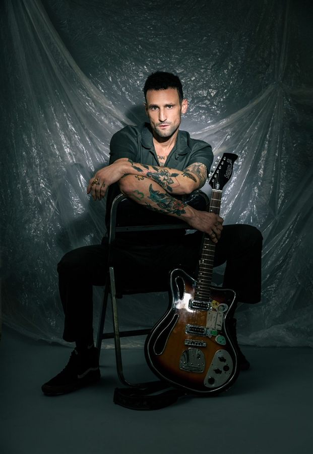 Pablo Malvin sentado con la guitarra