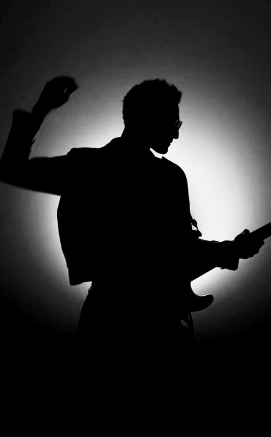 Silueta de Pablo Malvin tocando la guitarra