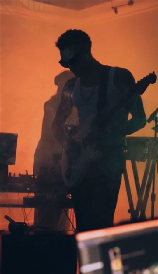 Pablo Malvin tocando en vivo, luz cálida