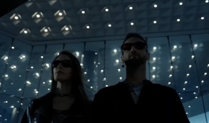 Escena del rodaje de Vos y Yo en un lobby iluminado